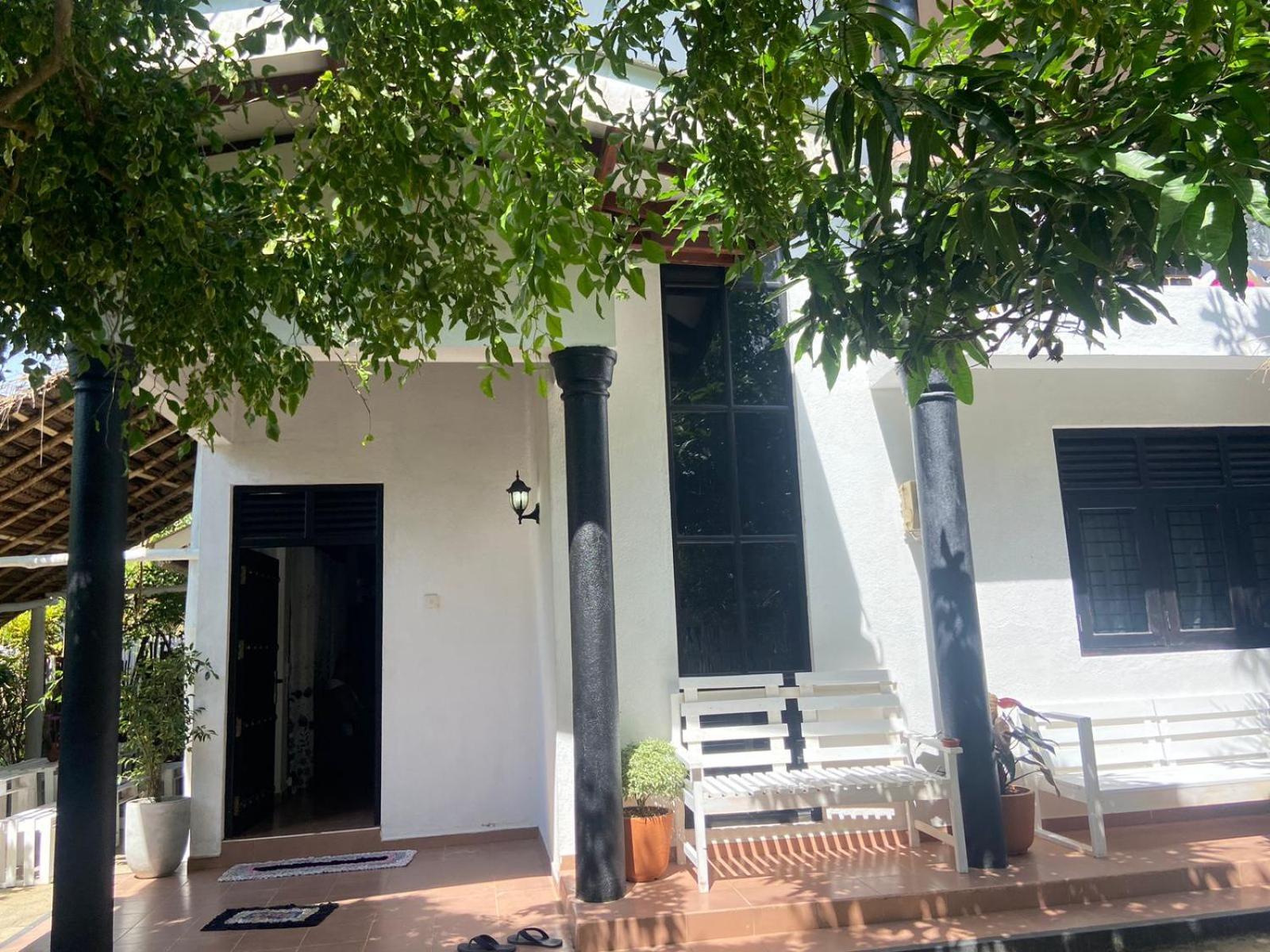 Hiricurry Hostel & Restaurant Dikwella Bagian luar foto